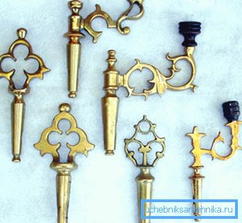 En la foto: la grúa está hecha con mucha habilidad, por lo que el costo de tales productos es bastante alto En la foto: la grúa está hecha con mucha habilidad, por lo que el costo de tales productos es bastante alto