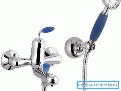 En la foto: el grifo en el baño con ducha tiene un dispositivo más complejo. De hecho, en la construcción hay una unidad separada en forma de regadera, cuyo suministro de agua se lleva a cabo según sea necesario.