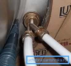 3264 En la foto - montar el mezclador debajo del fregadero