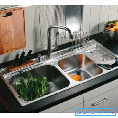 En la foto - funcionalidad de fregadero de cocina con dos cuencos. En la foto - funcionalidad de fregadero de cocina con dos cuencos.