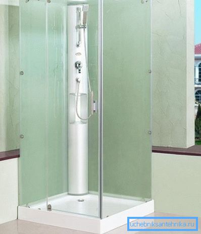 En la foto: cabinas de ducha cuadradas con una puerta con bisagras se ven muy elegantes. En la foto: cabinas de ducha cuadradas con una puerta con bisagras se ven muy elegantes.