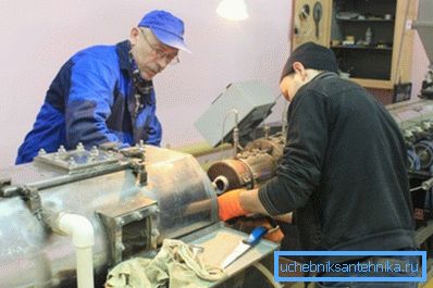 En la línea de fotos para la producción de tubos de polímero. En la línea de fotos para la producción de tubos de polímero.