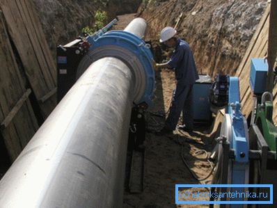 En la foto - instalación mecánica para soldadura de tubos de polietileno de gran diámetro. En la foto - instalación mecánica para soldadura de tubos de polietileno de gran diámetro.