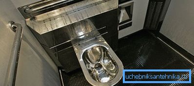 En la foto hay un accesorio sanitario de metal ubicado en el vagón del tren. En la foto hay un accesorio sanitario de metal ubicado en el vagón del tren.