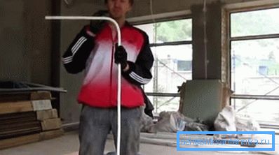 La foto muestra un tubo de metal y plástico doblado en un ángulo de 90 grados. La foto muestra un tubo de metal y plástico doblado en un ángulo de 90 grados.