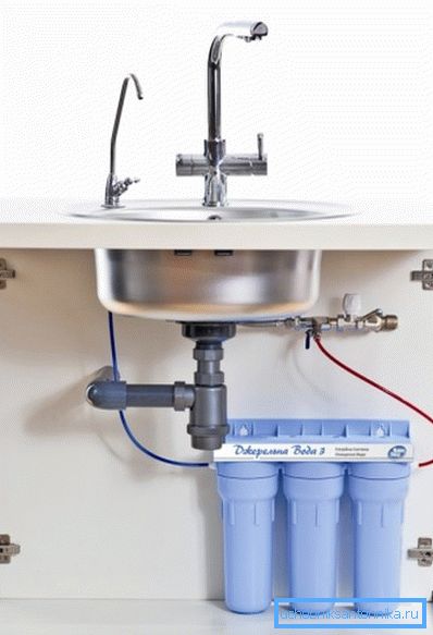 En la foto - mineralizador para sistemas de purificación de agua debajo del fregadero. En la foto - mineralizador para sistemas de purificación de agua debajo del fregadero.