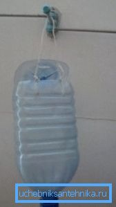En la foto: muchos hacen una ducha desde la botella al país con sus propias manos de esta manera: simplemente cuelgan el recipiente en la pared y, si es necesario, abren la tapa.