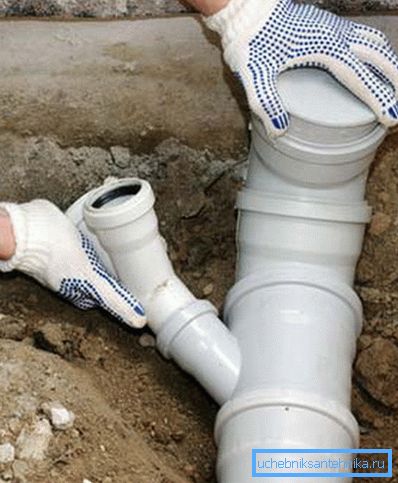 En la foto - instalación de tubos de plástico con un zócalo. En la foto - instalación de tubos de plástico con un zócalo.
