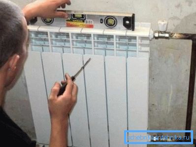 En la foto - montaje del radiador. En la foto - montaje del radiador.