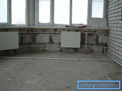 En la foto - instalación del sistema de calefacción de una casa de campo. En la foto - instalación del sistema de calefacción de una casa de campo.