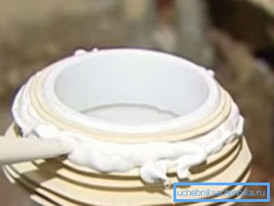 En la foto - aplicando sellador. En la foto - aplicando sellador.