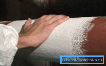 En la foto - la aplicación de pintura aislante. En la foto - la aplicación de pintura aislante.