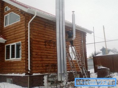 En la foto - ventilación exterior de una casa de madera a partir de tubos metálicos. En la foto - ventilación exterior de una casa de madera a partir de tubos metálicos.