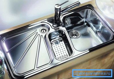 En la foto: el fregadero de acero inoxidable no solo es funcional, sino que también se ve muy atractivo. En la foto: el fregadero de acero inoxidable no solo es funcional, sino que también se ve muy atractivo.