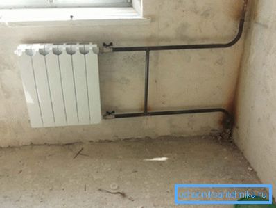 En la foto, una versión un poco más complicada de la instalación del radiador con la instalación de válvulas de cierre. En la foto, una versión un poco más complicada de la instalación del radiador con la instalación de válvulas de cierre.