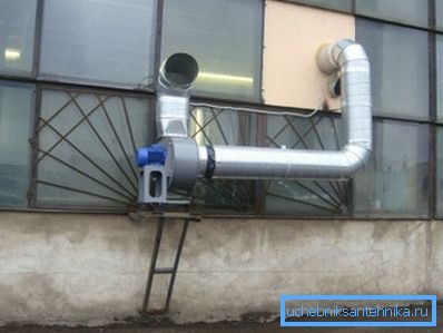 En la foto: un sistema de intercambio de aire equipado en una empresa industrial. En la foto: un sistema de intercambio de aire equipado en una empresa industrial.