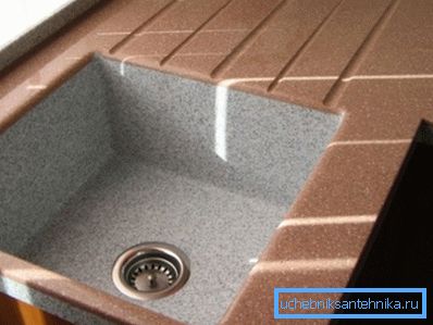 En la foto: muy a menudo no solo el lavado, sino también la mesa está hecha de piedra En la foto: muy a menudo no solo el lavado, sino también la mesa está hecha de piedra