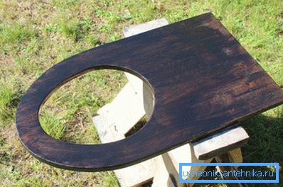 En la foto - la base para el asiento de madera contrachapada En la foto - la base para el asiento de madera contrachapada