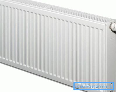 En la foto, un dispositivo de calefacción con un termostato instalado. En la foto, un dispositivo de calefacción con un termostato instalado.