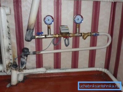 En la foto, los elevadores emparejados están conectados mediante cableado horizontal a varios radiadores. Decisión dudosa. En la foto, los elevadores emparejados están conectados mediante cableado horizontal a varios radiadores. Decisión dudosa.