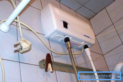 En la foto - conecte la manguera de la ducha. En la foto - conecte la manguera de la ducha.
