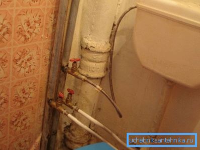 En la foto - suministro de agua en el apartamento. 15 mm es el diámetro más utilizado. En la foto - suministro de agua en el apartamento. 15 mm es el diámetro más utilizado.