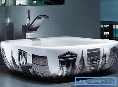 La foto muestra un lavabo de loza con imagen decorativa aplicada. La foto muestra un lavabo de loza con imagen decorativa aplicada.