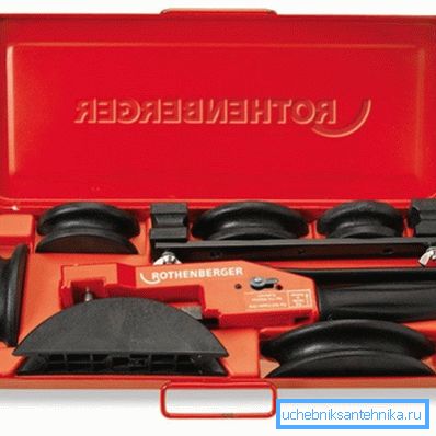 La foto muestra un conjunto de herramientas manuales para trabajar con plásticos metálicos. La foto muestra un conjunto de herramientas manuales para trabajar con plásticos metálicos.