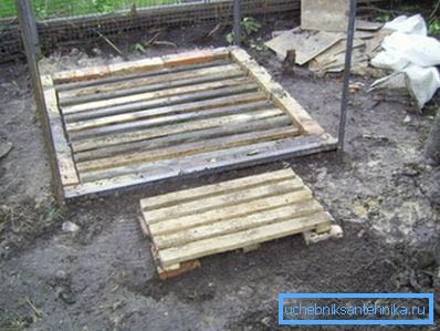 La foto muestra el proceso de hacer la base de las tablas del piso. La foto muestra el proceso de hacer la base de las tablas del piso.