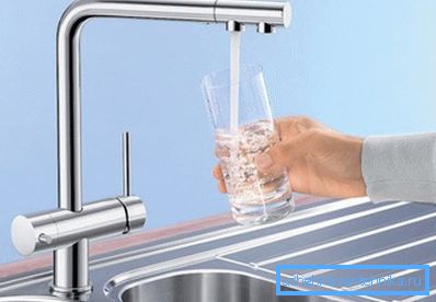 La foto muestra un grifo de cocina con grifo de agua potable. La foto muestra un grifo de cocina con grifo de agua potable.