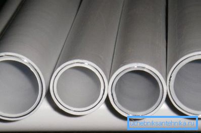 La foto muestra la sección final de un tubo de metal y plástico. La foto muestra la sección final de un tubo de metal y plástico.