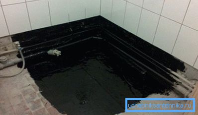 La foto muestra la impermeabilización del suelo y las paredes de la habitación. La foto muestra la impermeabilización del suelo y las paredes de la habitación.
