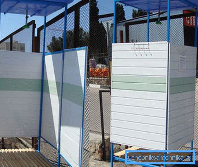 La foto muestra el diseño más simple de la cabina con un marco de metal. La foto muestra el diseño más simple de la cabina con un marco de metal.