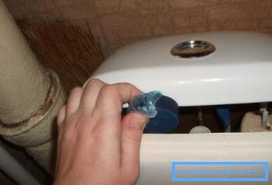 La foto muestra una tableta soluble para el tanque de descarga. La foto muestra una tableta soluble para el tanque de descarga.