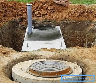 La foto muestra el dispositivo del tanque séptico y el filtro de los anillos de hormigón armado. La foto muestra el dispositivo del tanque séptico y el filtro de los anillos de hormigón armado.