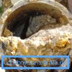 La foto muestra la obstrucción de la luz interna de la tubería de alcantarillado. La foto muestra la obstrucción de la luz interna de la tubería de alcantarillado.