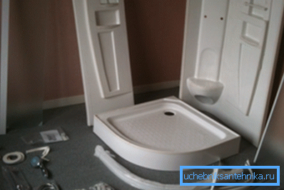 La foto muestra los componentes para el montaje de la cabina cerrada más simple. La foto muestra los componentes para el montaje de la cabina cerrada más simple.