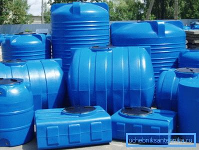 En la foto - tanques de polietileno para agua potable. En la foto - tanques de polietileno para agua potable.