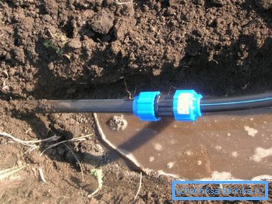 En la foto, el sistema de suministro de agua de polietileno se coloca en suelo húmedo. En la foto, el sistema de suministro de agua de polietileno se coloca en suelo húmedo.