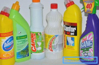 En la foto: productos químicos de limpieza populares para tuberías. En la foto: productos químicos de limpieza populares para tuberías.