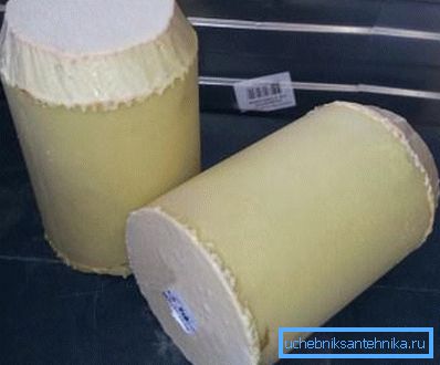 En la foto - pistones de espuma para la limpieza de tuberías de agua. En la foto - pistones de espuma para la limpieza de tuberías de agua.