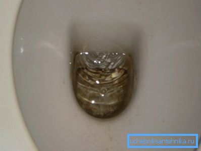 En la foto: una fuga constante provoca un gran uso excesivo de agua y provoca un ruido constante. En la foto: una fuga constante provoca un gran uso excesivo de agua y provoca un ruido constante.