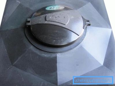 La foto muestra un tanque de plástico.