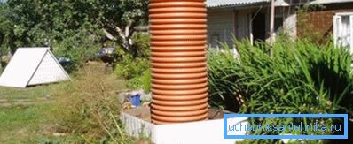 La foto muestra un tubo sin costura para la acumulación de agua. La foto muestra un tubo sin costura para la acumulación de agua.
