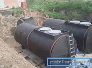 La foto muestra tanques de almacenamiento en el suelo. La foto muestra tanques de almacenamiento en el suelo.