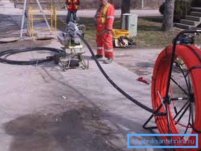En la foto - el uso de un torno manual con un cable de acero En la foto - el uso de un torno manual con un cable de acero