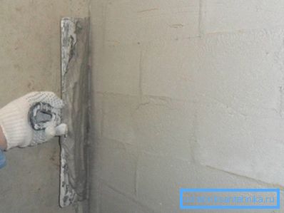 En la foto, el uso de una espátula ancha en lugar de una regla masiva. En la foto, el uso de una espátula ancha en lugar de una regla masiva.