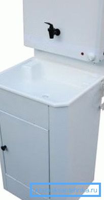 En la foto - un ejemplo de un lavabo de verano, el tanque está equipado con elementos de calefacción para calentar agua En la foto - un ejemplo de un lavabo de verano, el tanque está equipado con elementos de calefacción para calentar agua