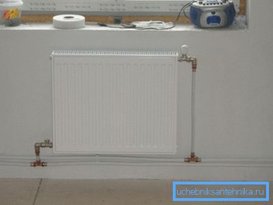 La foto muestra un ejemplo de una conexión diagonal del convector. La foto muestra un ejemplo de una conexión diagonal del convector.