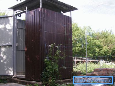La foto muestra un ejemplo de una construcción de metal.